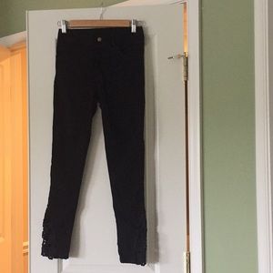 Leggings beautiful detailing at ankle